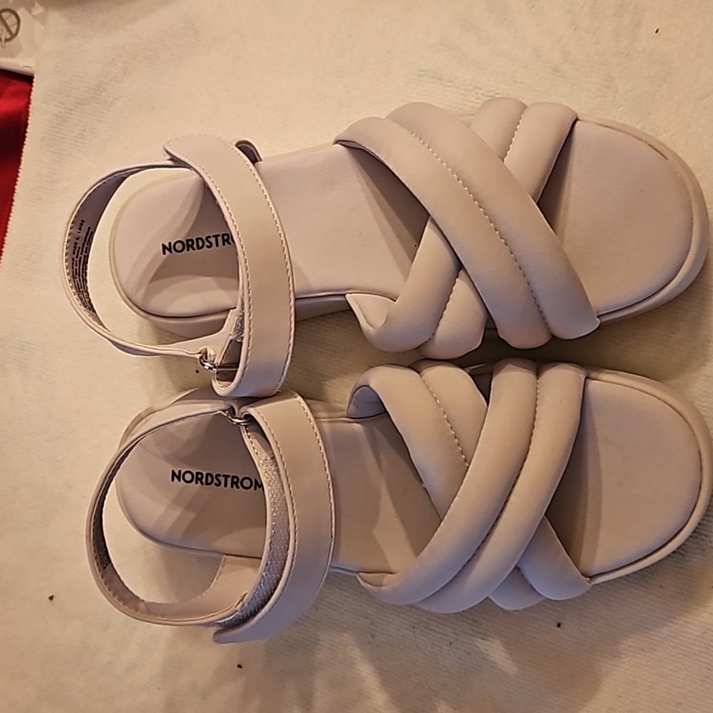 NWOT size 3 Nordstrom sandles. Light grey